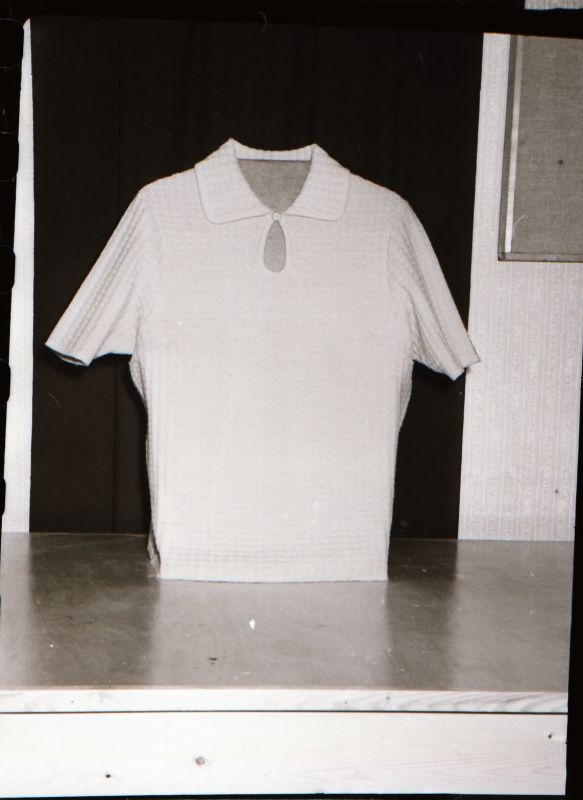 Negatiiv. Teeninduskombinaat "haapsalu" 1968.a. silmkoe toodete näidised. Kampsun- mudel 1968.
Kopeerija: M. Arro, 1967.