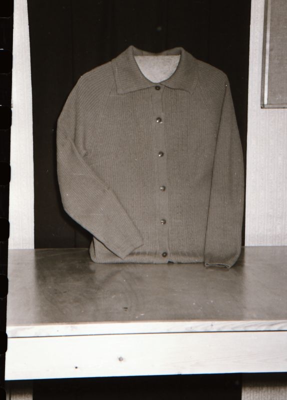 Negatiiv. Teeninduskombinaat "haapsalu" 1968.a. silmkoe toodete näidised. Kampsun - mudel 1968.
Kopeerija: M. Arro, 1967.