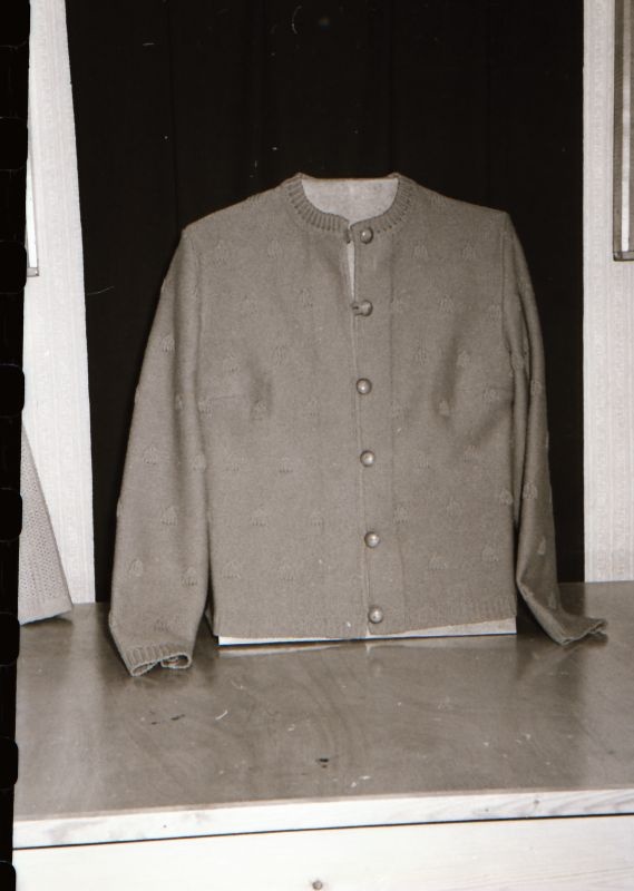 Negatiiv. Teeninduskombinaat "haapsalu" 1968.a. silmkoe toodete näidised. Kampsun - mudel 1968.
Kopeerija: M. Arro, 1967.