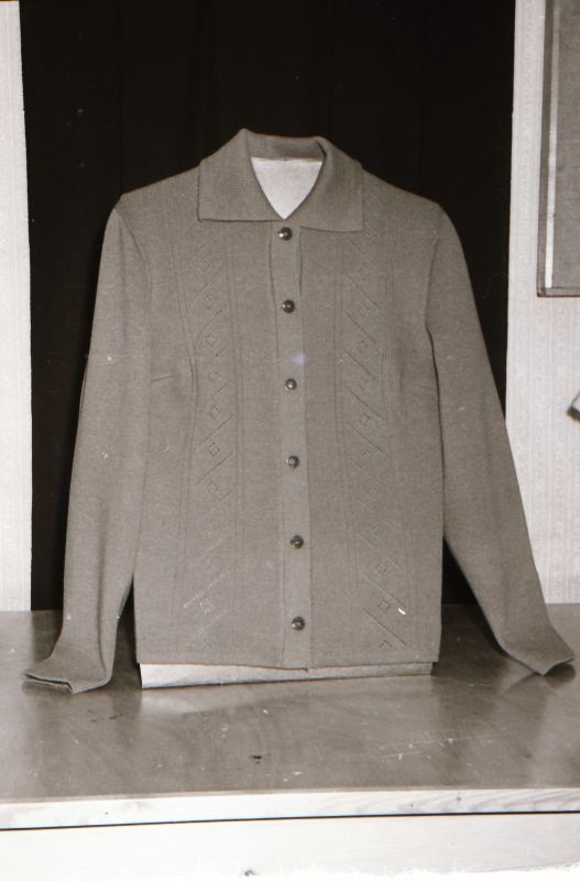 Negatiiv. Teeninduskombinaat "haapsalu" 1968.a. silmkoe toodete näidised. Kampsun - mudel 1968.
Kopeerija: M. Arro, 1967.