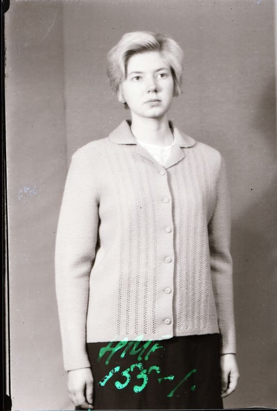 Negatiiv. Teeninduskombinaat "Haapsalu" silmkoetoodete näidised 1969.a. Kampsun nööpidega.