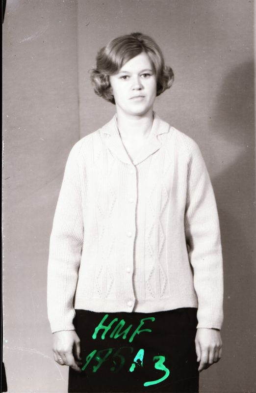 Negatiiv. Teeninduskombinaat "Haapsalu" silmkoetoodete näidised 1969.a. Kampsun nööpidega.