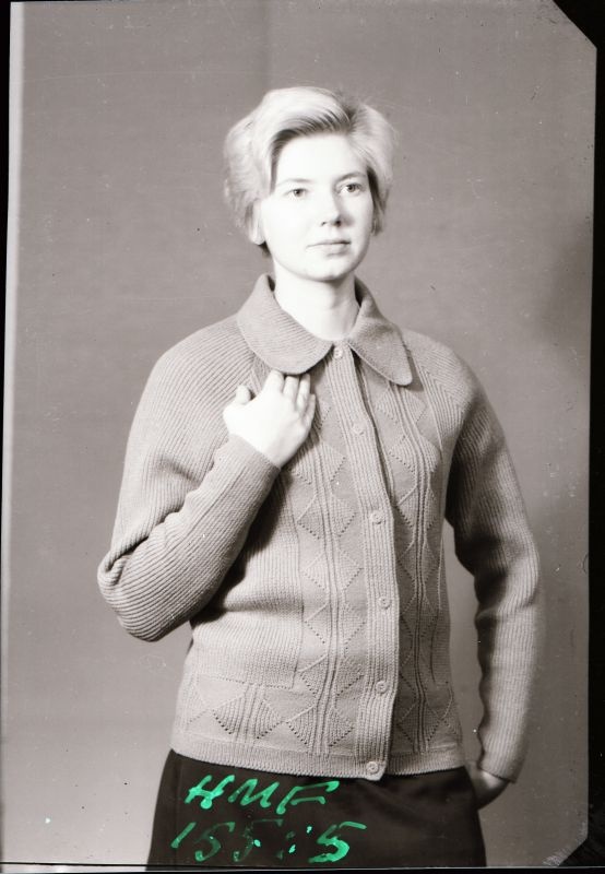 Negatiiv. Teeninduskombinaat "Haapsalu" silmkoetoodete näidised 1969.a. Kampsun nööpidega.