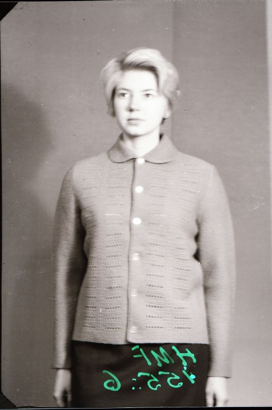 Negatiiv. Teeninduskombinaat "Haapsalu" silmkoetoodete näidised 1969.a. Kampsun nööpidega.