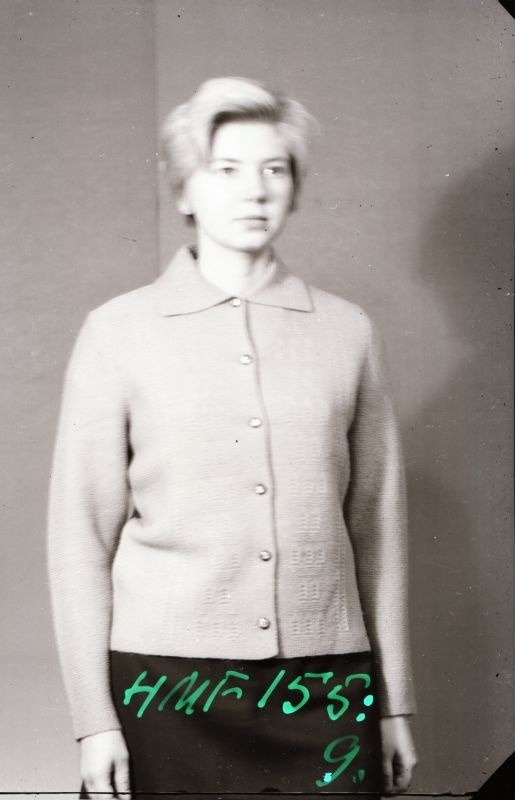 Negatiiv. Teeninduskombinaat "Haapsalu" silmkoetoodete näidised 1969.a. Kampsun nööpidega.