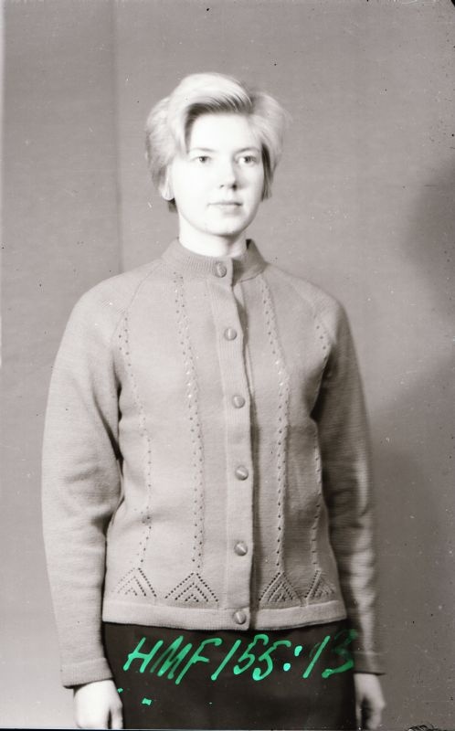 Negatiiv. Teeninduskombinaat "Haapsalu" silmkoetoodete näidised 1969.a. Kampsun nööpidega.