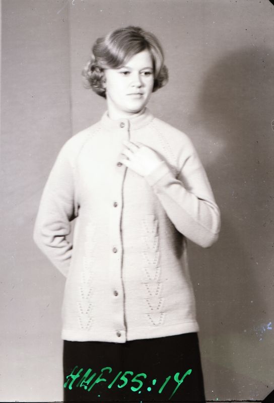 Negatiiv. Teeninduskombinaat "Haapsalu" silmkoetoodete näidised 1969.a. Kampsun nööpidega.