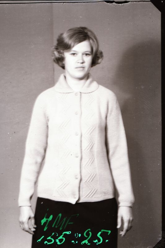 Negatiiv. Teeninduskombinaat "Haapsalu" silmkoetoodete näidised 1969.a. Kampsun nööpidega.