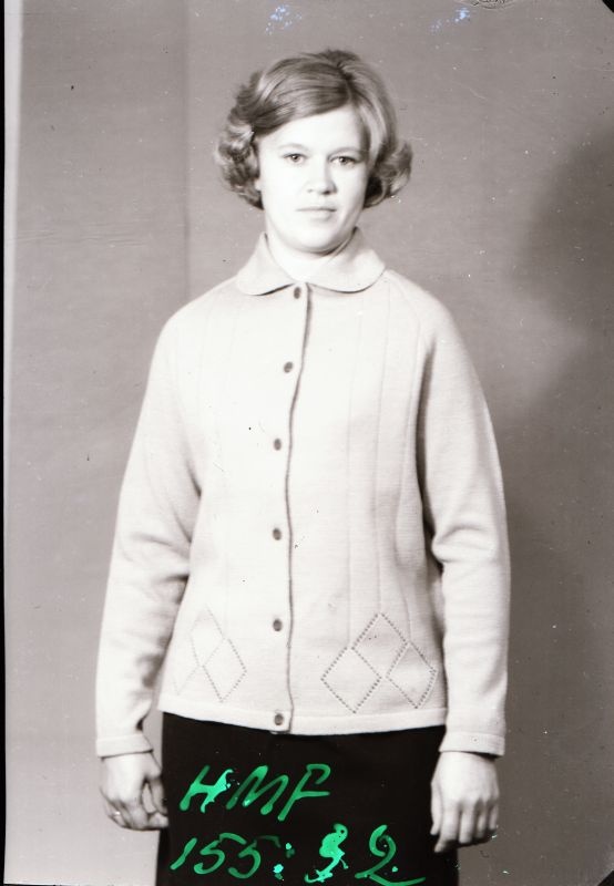 Negatiiv. Teeninduskombinaat "Haapsalu" silmkoetoodete näidised 1969.a. Kampsun nööpidega.
