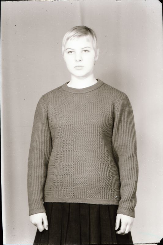 Negatiiv. Teeninduskombinaat "Haapsalu" silmkoe tooted (näidised). Naiste sviiter.