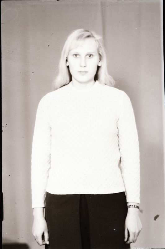 Negatiiv. Teeninduskombinaat "Haapsalu" silmkoe tooted (näidised). Naiste sviiter.