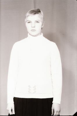 Negatiiv. Teeninduskombinaat "Haapsalu" silmkoe tooted (näidised). Naiste sviiter.  duplicate photo