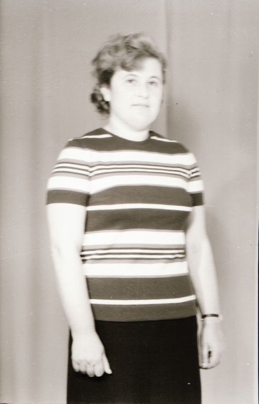 Negatiiv. Teeninduskombinaat "Haapsalu" silmkoe tooted (näidised). Naiste sviiter.