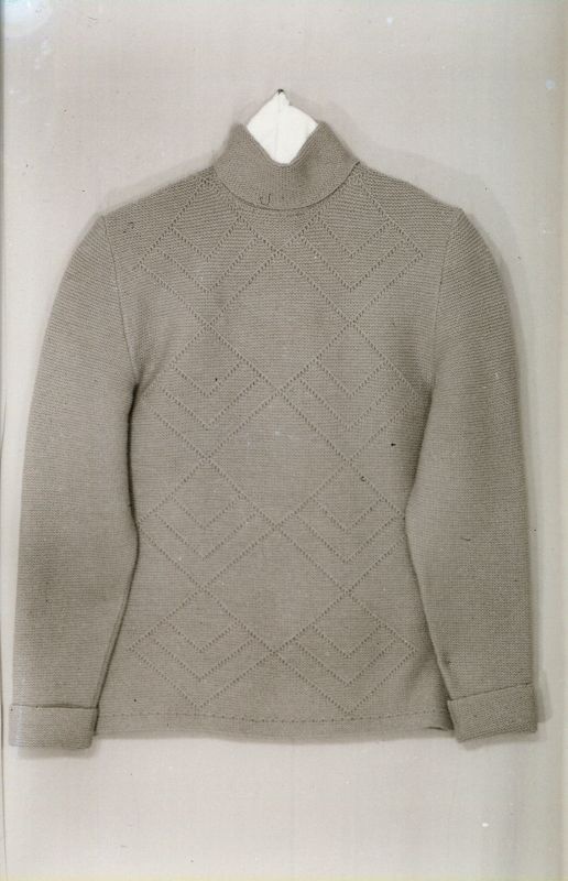 Negatiiv. Teeninduskombinaat "Haapsalu" silmkoe tooted (näidised). Naiste sviiter.