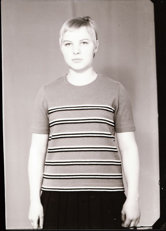 Negatiiv. Teeninduskombinaat "Haapsalu" silmkoe tooted (näidised). Naiste sviiter.