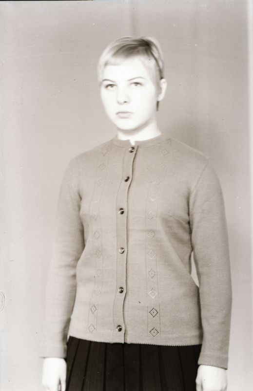 Negatiiv. Teeninduskombinaat "Haapsalu" silmkoe tooted (näidised). Naiste nööpidega kampsun.