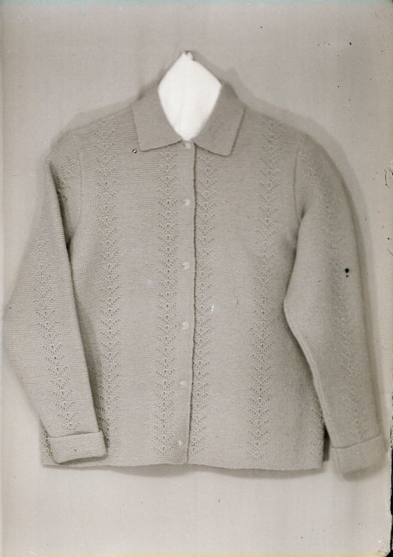 Negatiiv. Teeninduskombinaat "Haapsalu" silmkoe tooted (näidised). Naiste nööpidega kampsun.