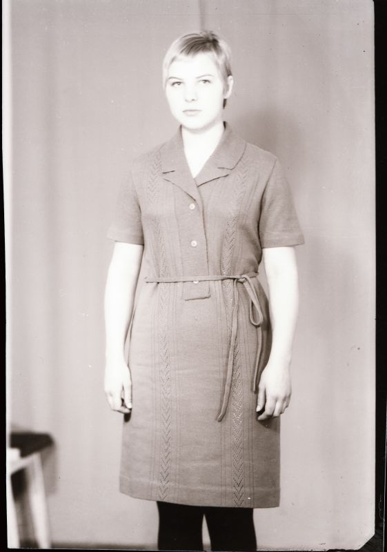 Negatiiv. Teeninduskombinaat "Haapsalu" silmkoe tooted (näidised). Naiste kleit nööpidega.