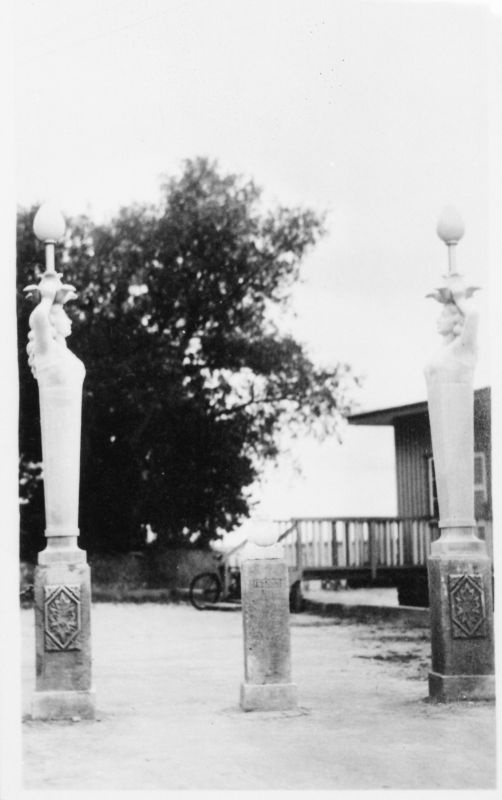 Negatiiv. Sissekäik Suurele promenaadile (praegu Promenaadi tänav) Haapsalus.
Kopeerija: M. Arro, 1967.