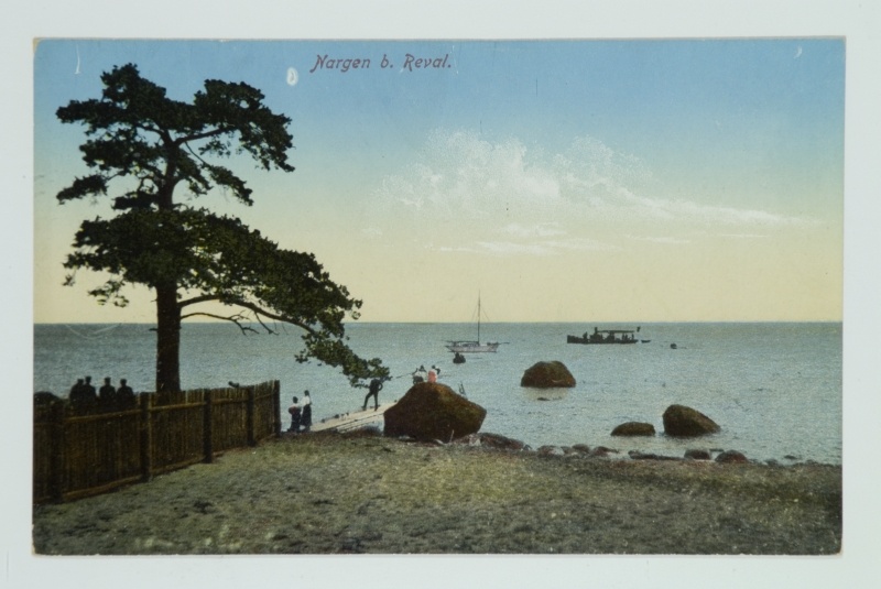 Naissaar. Rand. At the forefront of the sandy beach, in the middle of large stones in the beach water, the sea reaching the rear to the eye. In the water two boats. On stones and on the boat bridge some people. On the left, the brown tree garden, behind which the monk.