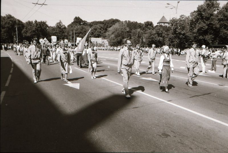 Negatiiv. ENSV VI koolinoorte laulu- ja tantsupidu Tallinnas 2.-5.juulil 1987.a. Haapsalu esindajad Võidu väljakul. Haapsalu I Kk.
Foto: E.Ambos.