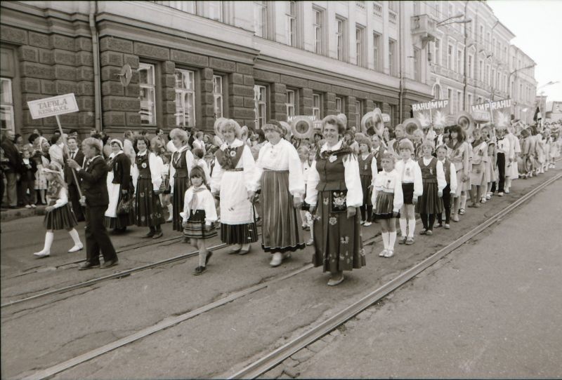 Negatiiv. ENSV VI koolinoorte laulu- ja tantsupidu Tallinnas 2.-5.juulil 1987.a. Taebla Keskkooli esindajad paraadil.
Foto: E.Ambos.