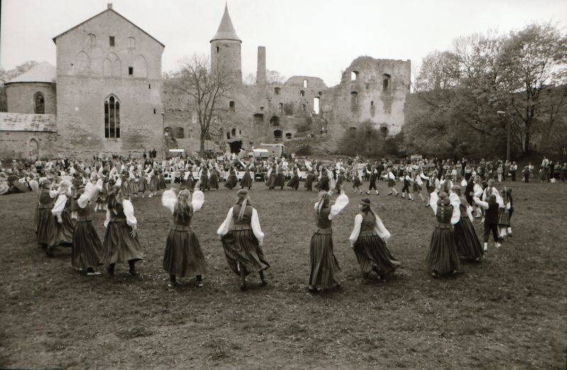 Negatiiv. Haapsalu rajooni koolinoorte laulu- ja tantsupidu Haapsalus 31.mail 1987.a. 
Foto: E.Ambos.