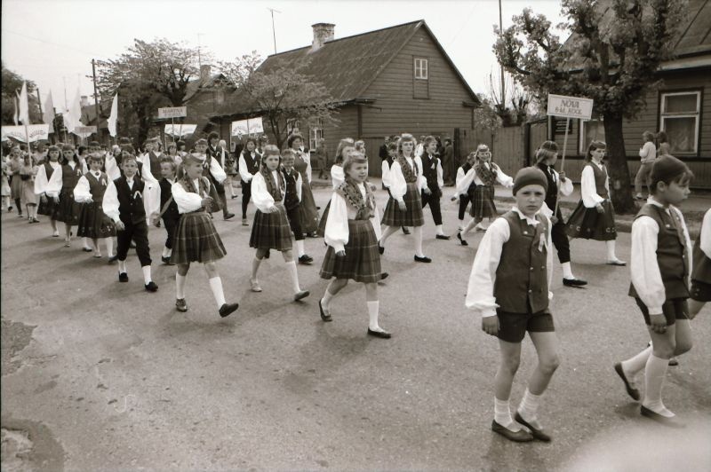 Negatiiv. Haapsalu rajooni koolinoorte laulu- ja tantsupidu Haapsalus 31.mail 1987.a. Rongkäik lossiparki. Nõva 8-kl. kool.
Foto: E.Ambos.