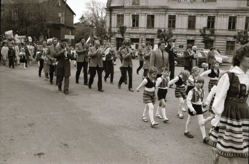 Negatiiv. Haapsalu rajooni koolinoorte laulu- ja tantsupidu Haapsalus 31.mail 1987.a. 
Foto: E.Ambos.