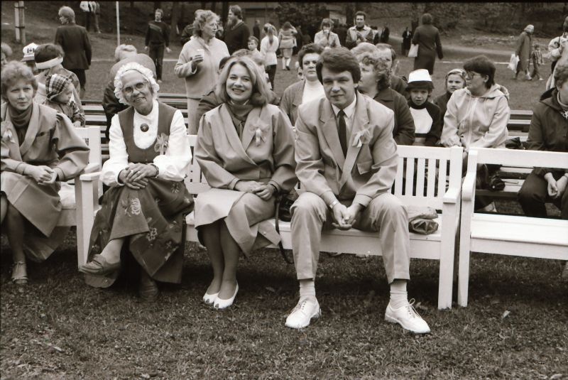 Negatiiv. Haapsalu rajooni koolinoorte laulu- ja tantsupidu Haapsalus 31.mail 1987.a. Sirja Lints, Helga Kariis, Merike Pilter, Viktor Kütt.
Foto: E.Ambos.