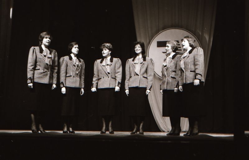 Negatiiv. Haapsalu rajooni rahvamajandussaavutuste näitus "Expo 70" 30.okt.-1.nov.1987.a. Kontsert näituse avamise puhul. Taebla EPT naisansambel "Sadakeeli"
Foto: E.Ambos.