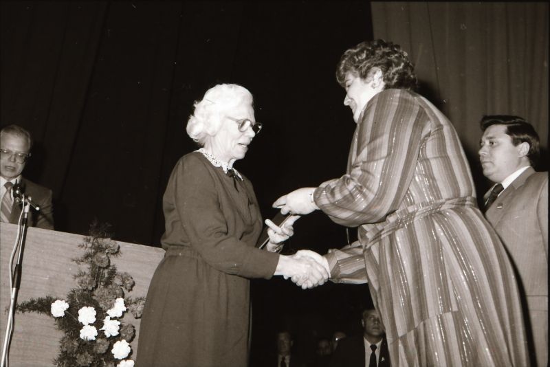 Negatiiv. Haapsalu rajooni rahvamajandussaavutuste näitus "Expo 70" 30.okt.-1.nov.1987.a. Helga Kariis, Lea Tuusov, Arder Väli.
Foto: E.Ambos.