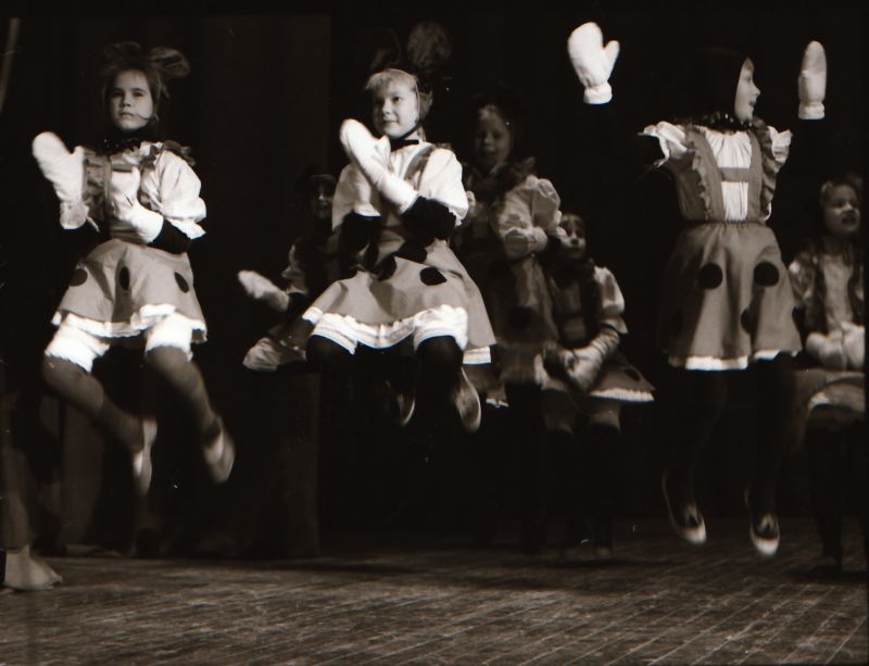 Negatiiv. Haapsalu rajooni rahvamajandussaavutuste näitus "Expo 70" 30.okt.-1.nov.1987.a. Kontsert näituse avamise puhul.
Foto: E.Ambos.