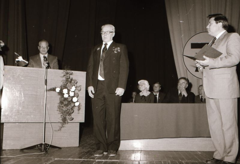Negatiiv. Haapsalu rajooni rahvamajandussaavutuste näitus "Expo 70" 30.okt.-1.nov.1987.a. Rein Romet - MEK-i juhataja; Leopold Kumel - sõja- ja tööveteran, Haapsalu linna aukodanik (1987); Arder Väli - EKP Haapsalu Rajoonikomitee I sekretär.
Foto: E.Ambos.