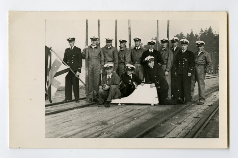 A group of marine security reserve officers during the study. Men posing at the Aegna harbor