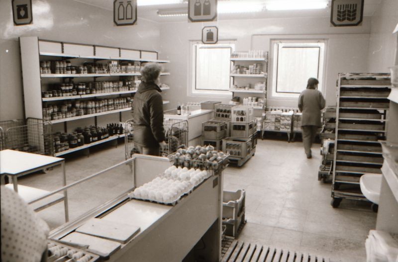 Negatiiv. Palivere 1987.a. "Paluka" kaupluse sisevaade.
Foto: E. Ambos.