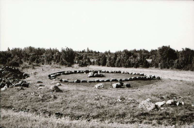 Negatiiv. Kaseküla kivikirstkalme peale kaevamisi 1973.a. Vaade idast.
Foto: M. Mandel.