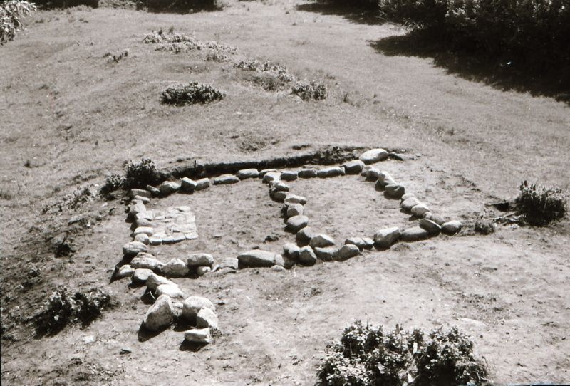Negatiiv. Poanse II (väiksem) tarandkalme peale kaevamisi lääne poolt, 1976.a.
Foto: M. Mandel.