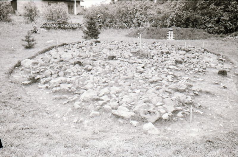 Negatiiv. Uugla I kalme kaevamised 1977.a. Vaade I kivikihile lõuna-kagu poolt.
Foto: M. Mandel.