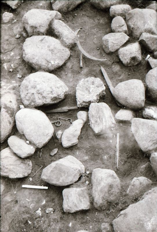 Negatiiv. Leiurikkaim koht Uugla I kalmes  1977.a. kaevamistel. 
Foto: M. Mandel.