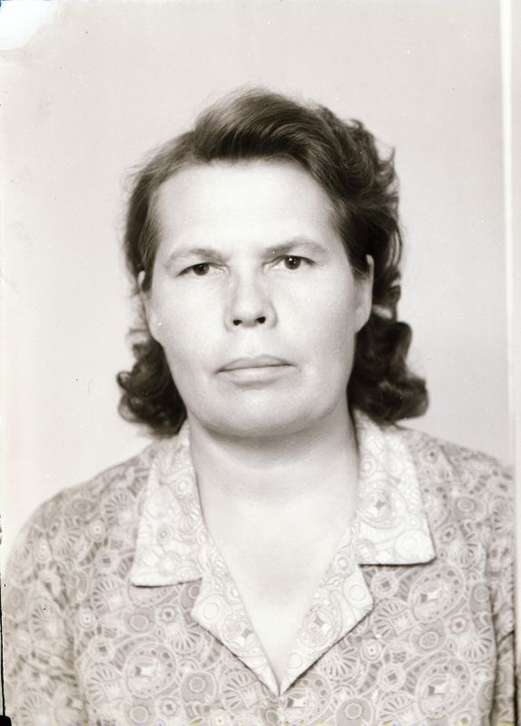 Negatiiv. Haapsalu rajooni Tarbijate Kooperatiivi Sepatööstusekombinaadi Silmkoja tsehhi eesrindlased 1968.aastal. Elviine Kull.
Foto: M. Arro.