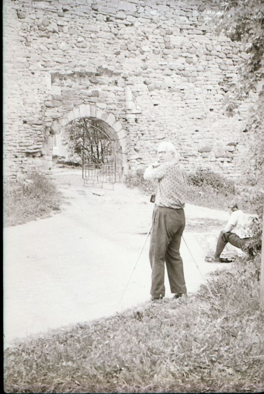 Negatiiv. Fotograaf I.Möldri Haapsalu piiskopilinnuse aiaväravaid pildistamas. 19.06.1980.a.
Foto: Toivo Kempi.