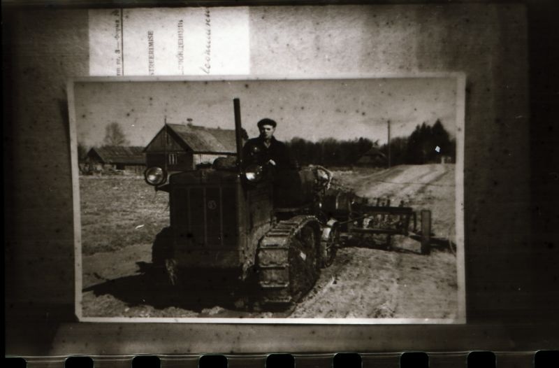 Negatiiv.  Taebla MTJ  traktorist B.Laane, kes lõpetas künnitööd Uue Elu kolhoosis, sõidab Kiire kolhoosi, et alustada seal põllutöödega.
Kopeerija: Aare Vaalma, veebruar 1980.a.