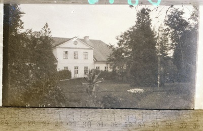 Negatiiv.   Mõisahoone Läänemaal (?).
Kopeerija: R. Arro.  similar photo