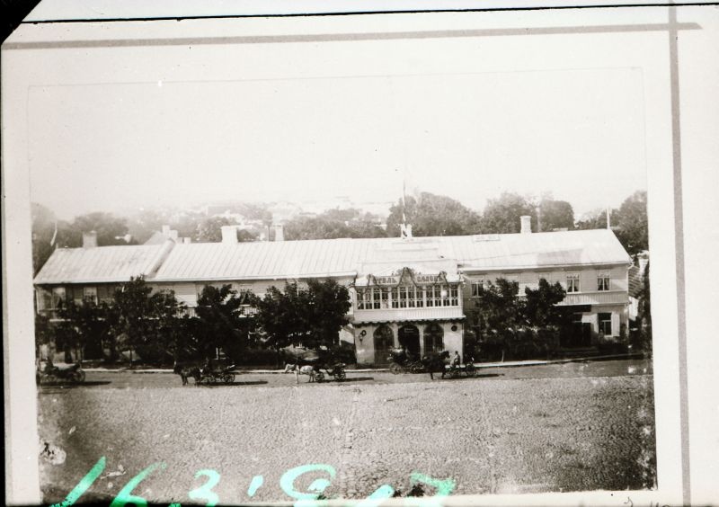 Negatiiv.   Hotell "Salong" Haapsalu turuplatsi ääres. Põles ära 12.08.1906.a.
Kopeerija: R. Arro.