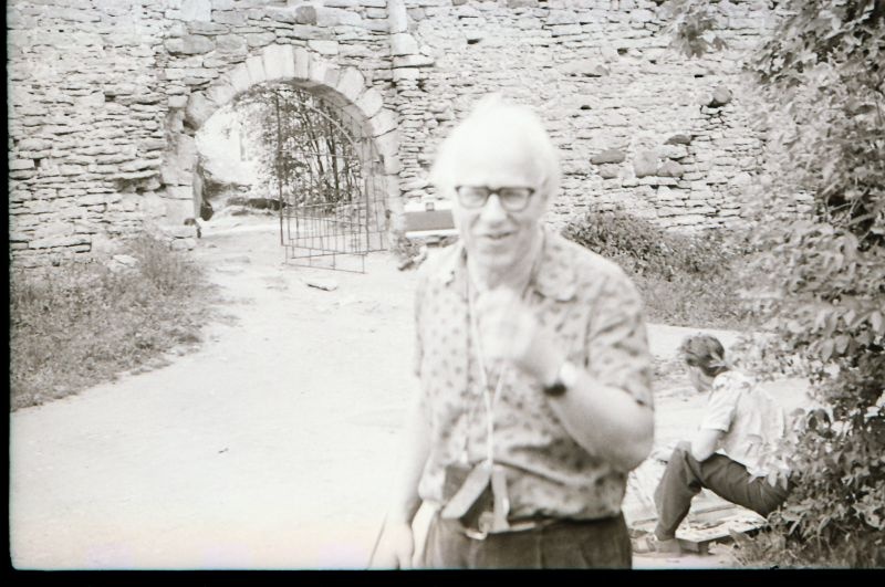 Negatiiv. Fotograaf I.Möldri Haapsalu piiskopilinnuse aiavärava juures. I.Möldri on Haapsalu Fotoklubi liige. 19.06.1980.a.
Foto: Toivo Kempi.