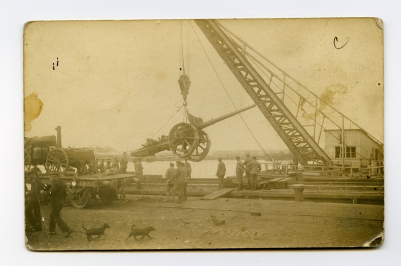 Unloading of military equipment Aegna ? On the island during German occupation in 1918.