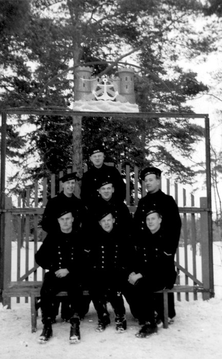 Group photo. Marines in front of the Gate of Aegna fortress of the sea. T. h. Paul Kamm.