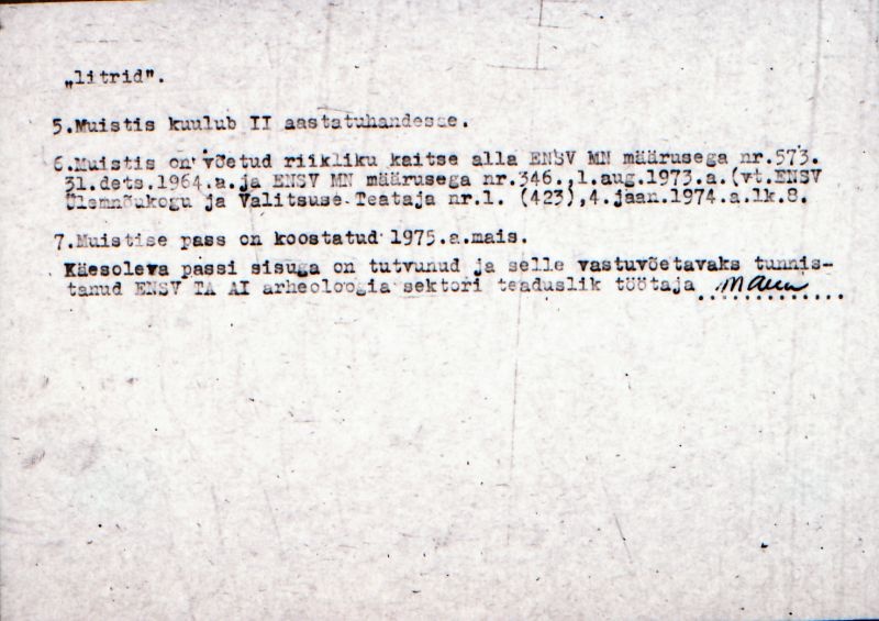 Negatiiv.  Tuhu. Ohvrikivi (Hiiekivi) "Litrikivi". 
Ü.p. 1976.