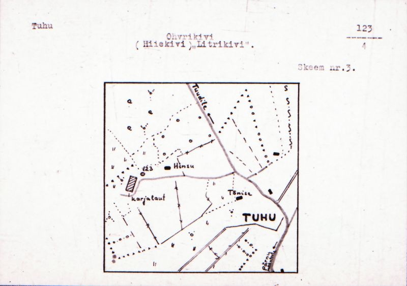 Negatiiv.  Tuhu. Ohvrikivi (Hiiekivi) "Litrikivi". 
Ü.p. 1976.